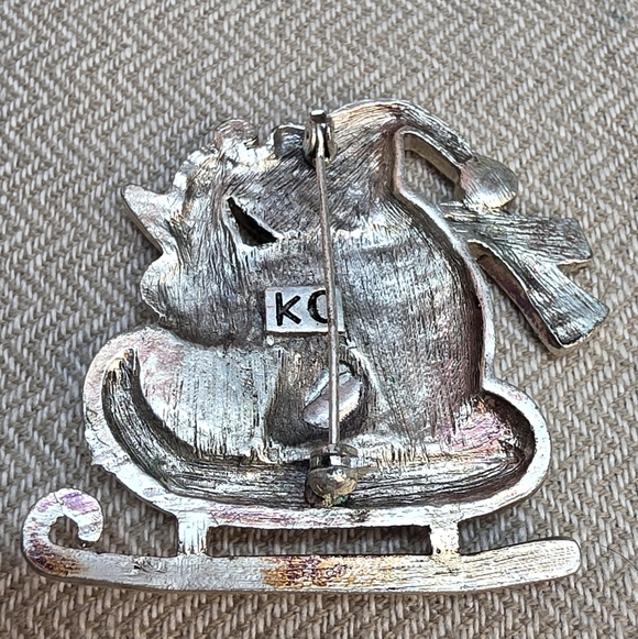 Kenneth Cole Signed KC Sledding Bear And Penguin Christmas Brooch Vintage - Picture 4 of 5